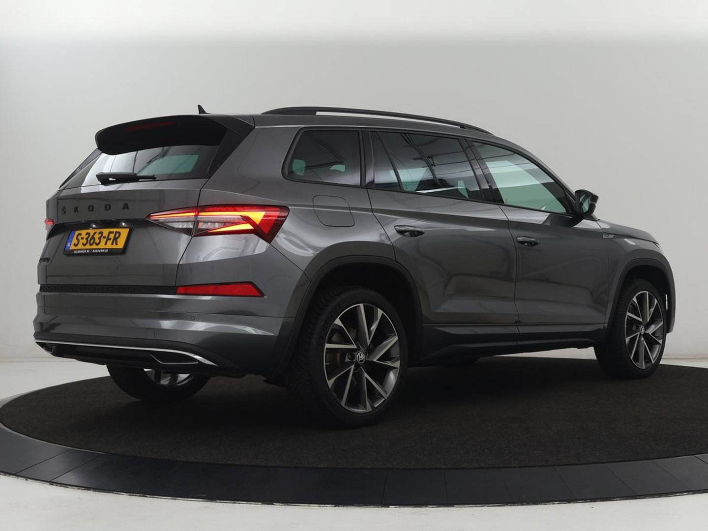 Škoda Kodiaq 1.5 TSI Sportline Business 7 Persoons | Stoelverwarming | Adaptive cruise | Alcantara | Matrix LED | Carplay | Keyless | Camera | Virtual Cockpit | Side Assist | Sfeerverlichting | Navigatie