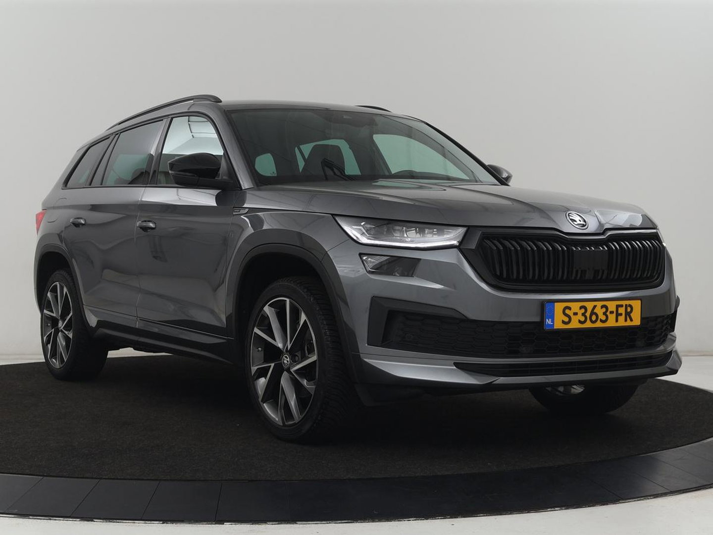 Škoda Kodiaq 1.5 TSI Sportline Business 7 Persoons | Stoelverwarming | Adaptive cruise | Alcantara | Matrix LED | Carplay | Keyless | Camera | Virtual Cockpit | Side Assist | Sfeerverlichting | Navigatie