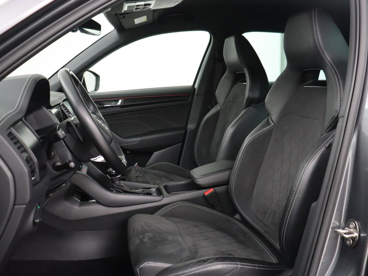 Škoda Kodiaq 1.5 TSI Sportline Business 7 Persoons | Stoelverwarming | Adaptive cruise | Alcantara | Matrix LED | Carplay | Keyless | Camera | Virtual Cockpit | Side Assist | Sfeerverlichting | Navigatie