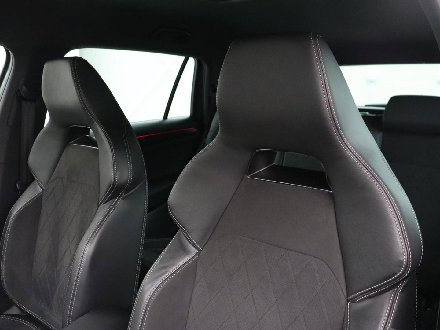 Škoda Kodiaq 1.5 TSI Sportline Business 7 Persoons | Stoelverwarming | Adaptive cruise | Alcantara | Matrix LED | Carplay | Keyless | Camera | Virtual Cockpit | Side Assist | Sfeerverlichting | Navigatie