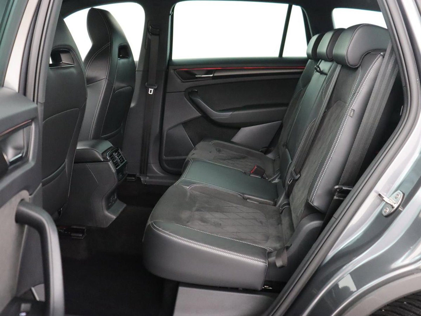 Škoda Kodiaq 1.5 TSI Sportline Business 7 Persoons | Stoelverwarming | Adaptive cruise | Alcantara | Matrix LED | Carplay | Keyless | Camera | Virtual Cockpit | Side Assist | Sfeerverlichting | Navigatie