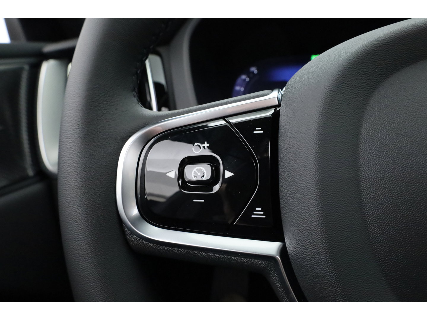 Volvo XC60 2.0 T8 Plug-in hybrid AWD Plus Black Edition | Pano | Head up | 360 Camera | Blis | Acc | H&K Audio | Mem stoelen |