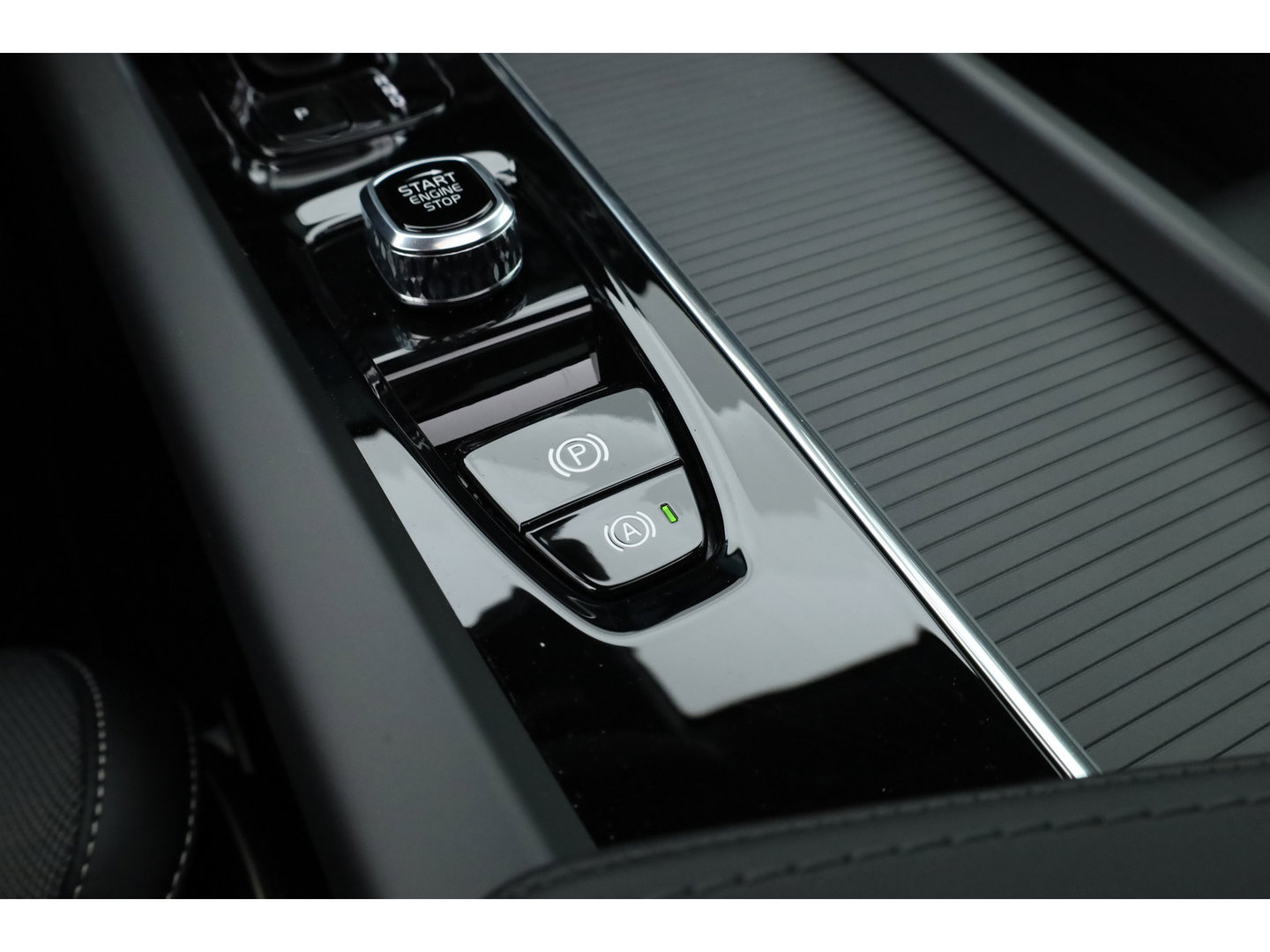 Volvo XC60 2.0 T8 Plug-in hybrid AWD Plus Black Edition | Pano | Head up | 360 Camera | Blis | Acc | H&K Audio | Mem stoelen |