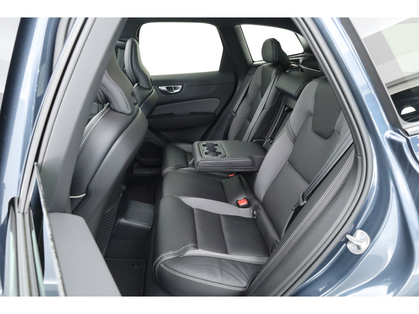 Volvo XC60 2.0 T8 Plug-in hybrid AWD Plus Black Edition | Pano | Head up | 360 Camera | Blis | Acc | H&K Audio | Mem stoelen |