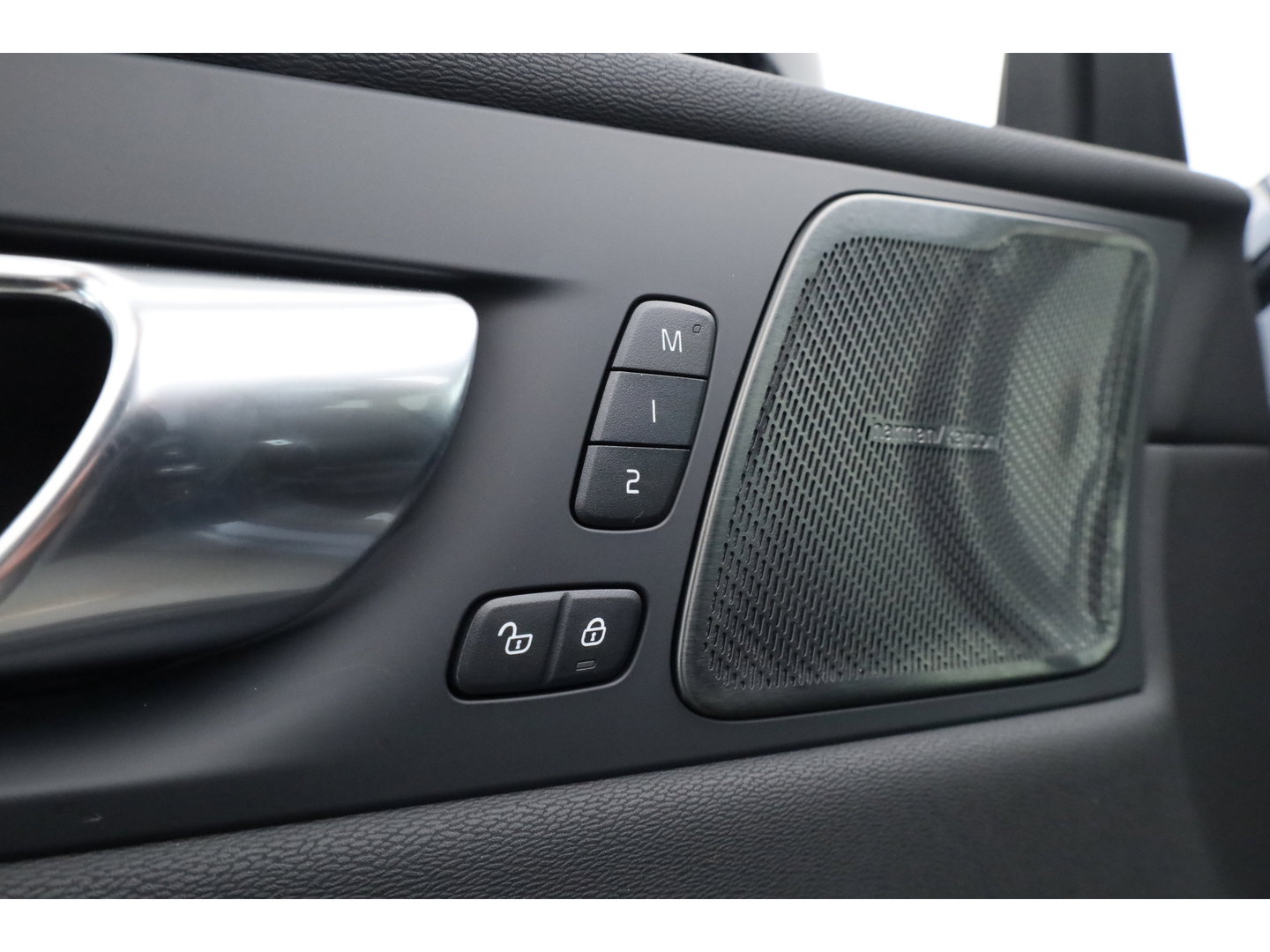 Volvo XC60 2.0 T8 Plug-in hybrid AWD Plus Black Edition | Pano | Head up | 360 Camera | Blis | Acc | H&K Audio | Mem stoelen |