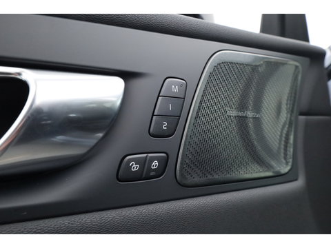 Volvo XC60 2.0 T8 Plug-in hybrid AWD Plus Black Edition | Pano | Head up | 360 Camera | Blis | Acc | H&K Audio | Mem stoelen |