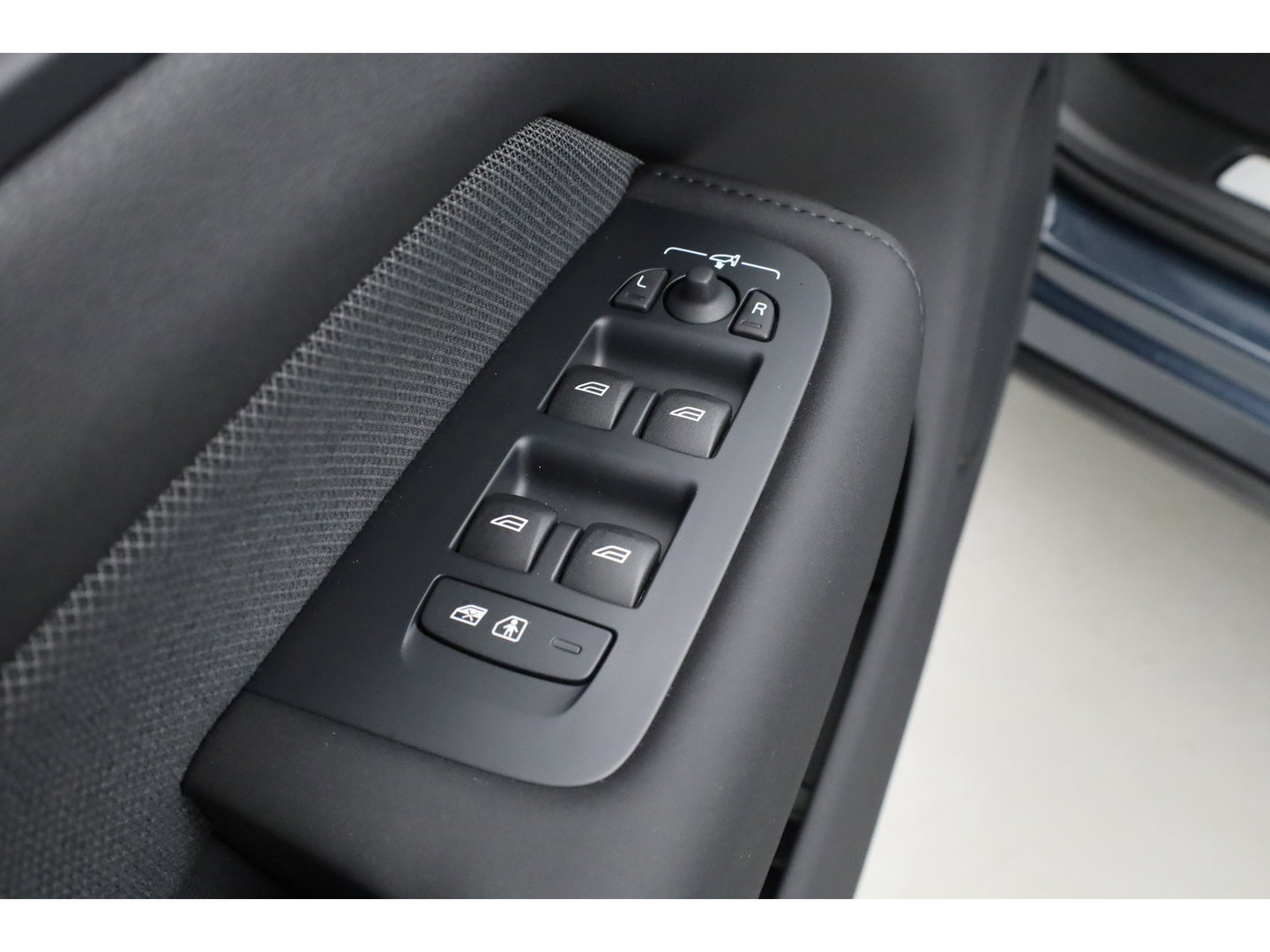 Volvo XC60 2.0 T8 Plug-in hybrid AWD Plus Black Edition | Pano | Head up | 360 Camera | Blis | Acc | H&K Audio | Mem stoelen |