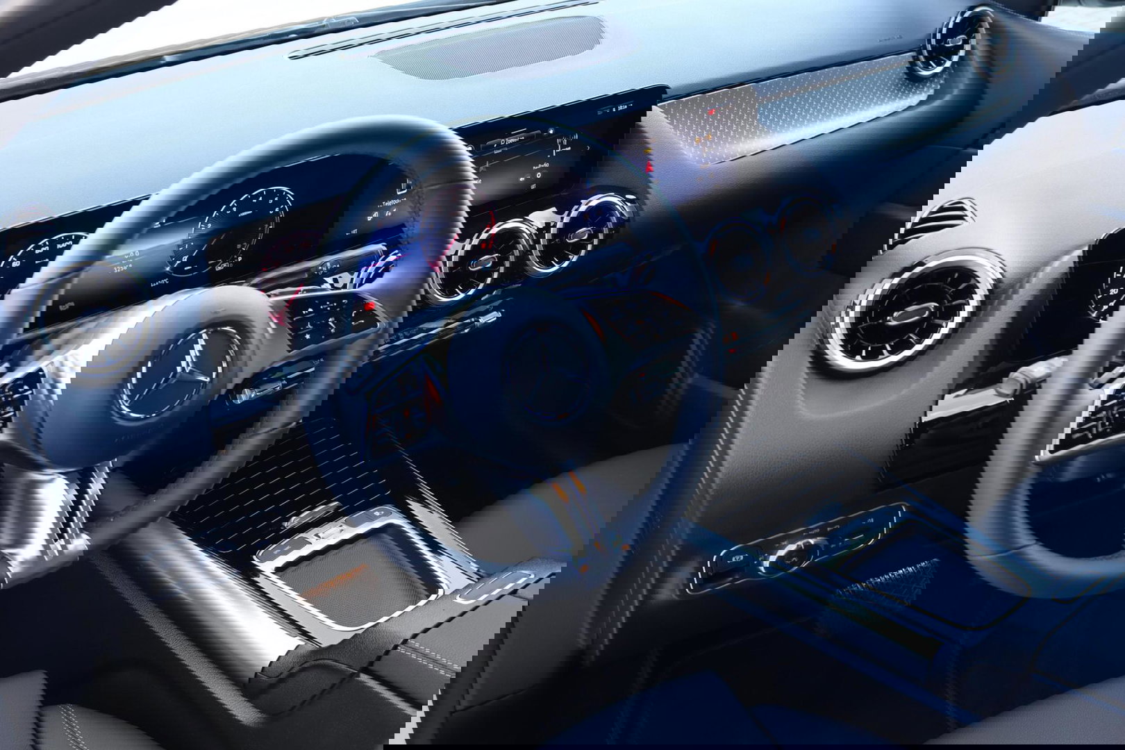 Mercedes-Benz B-Klasse 200 Luxury Line / Panoramadak / Stuurwielverwarming / Stoelverwarming