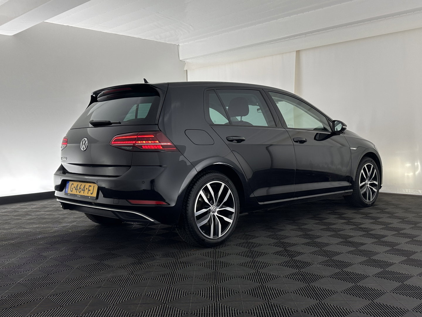 Volkswagen e-Golf (INCL-BTW) *HEATPUMP | LEATHER | ADAPTIVE-CRUISE | FULL-LED | DYNAUDIO | BLINDSPOT | DIGI-COCKPIT | NAVI-FULLMAP | CAMERA | KEYLESS | ECC | CCS-FASTLOADER | PDC | 17''ALU*