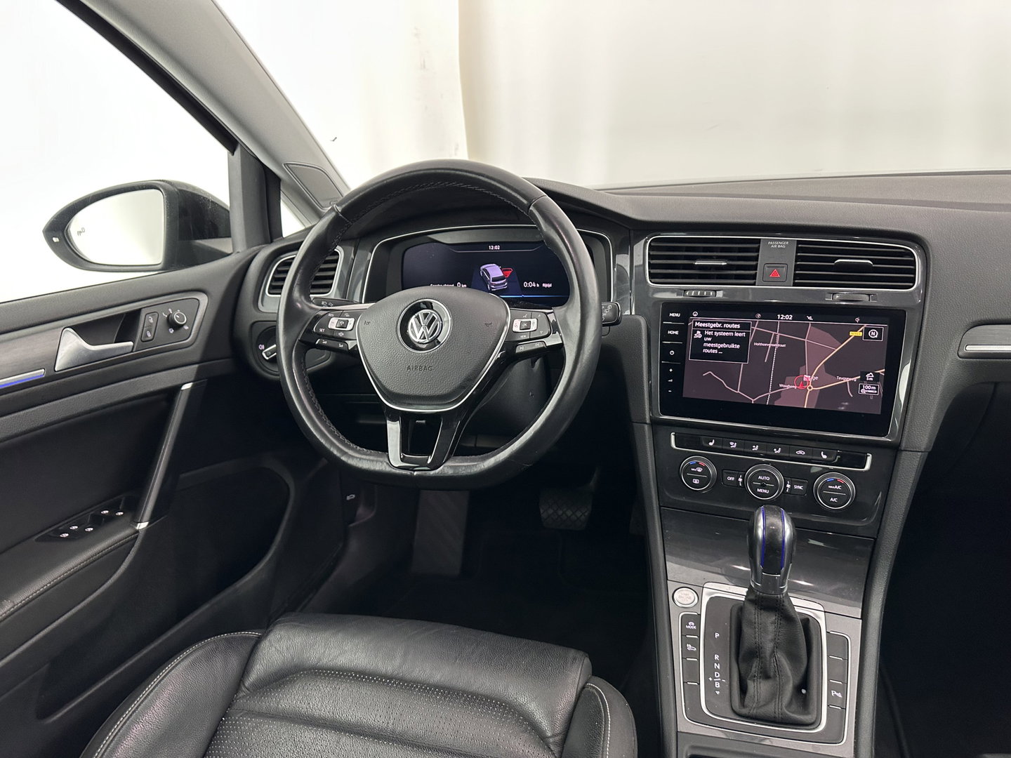 Volkswagen e-Golf (INCL-BTW) *HEATPUMP | LEATHER | ADAPTIVE-CRUISE | FULL-LED | DYNAUDIO | BLINDSPOT | DIGI-COCKPIT | NAVI-FULLMAP | CAMERA | KEYLESS | ECC | CCS-FASTLOADER | PDC | 17''ALU*
