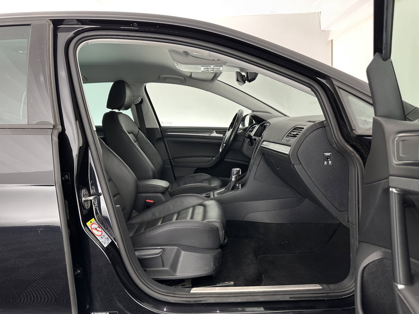 Volkswagen e-Golf (INCL-BTW) *HEATPUMP | LEATHER | ADAPTIVE-CRUISE | FULL-LED | DYNAUDIO | BLINDSPOT | DIGI-COCKPIT | NAVI-FULLMAP | CAMERA | KEYLESS | ECC | CCS-FASTLOADER | PDC | 17''ALU*