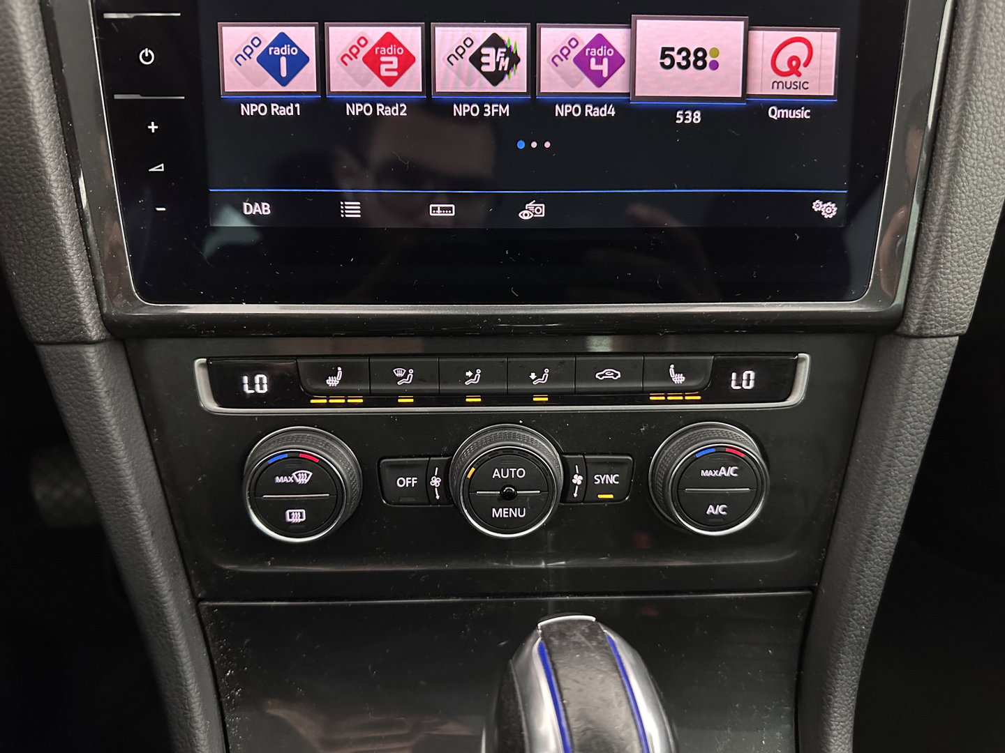 Volkswagen e-Golf (INCL-BTW) *HEATPUMP | LEATHER | ADAPTIVE-CRUISE | FULL-LED | DYNAUDIO | BLINDSPOT | DIGI-COCKPIT | NAVI-FULLMAP | CAMERA | KEYLESS | ECC | CCS-FASTLOADER | PDC | 17''ALU*