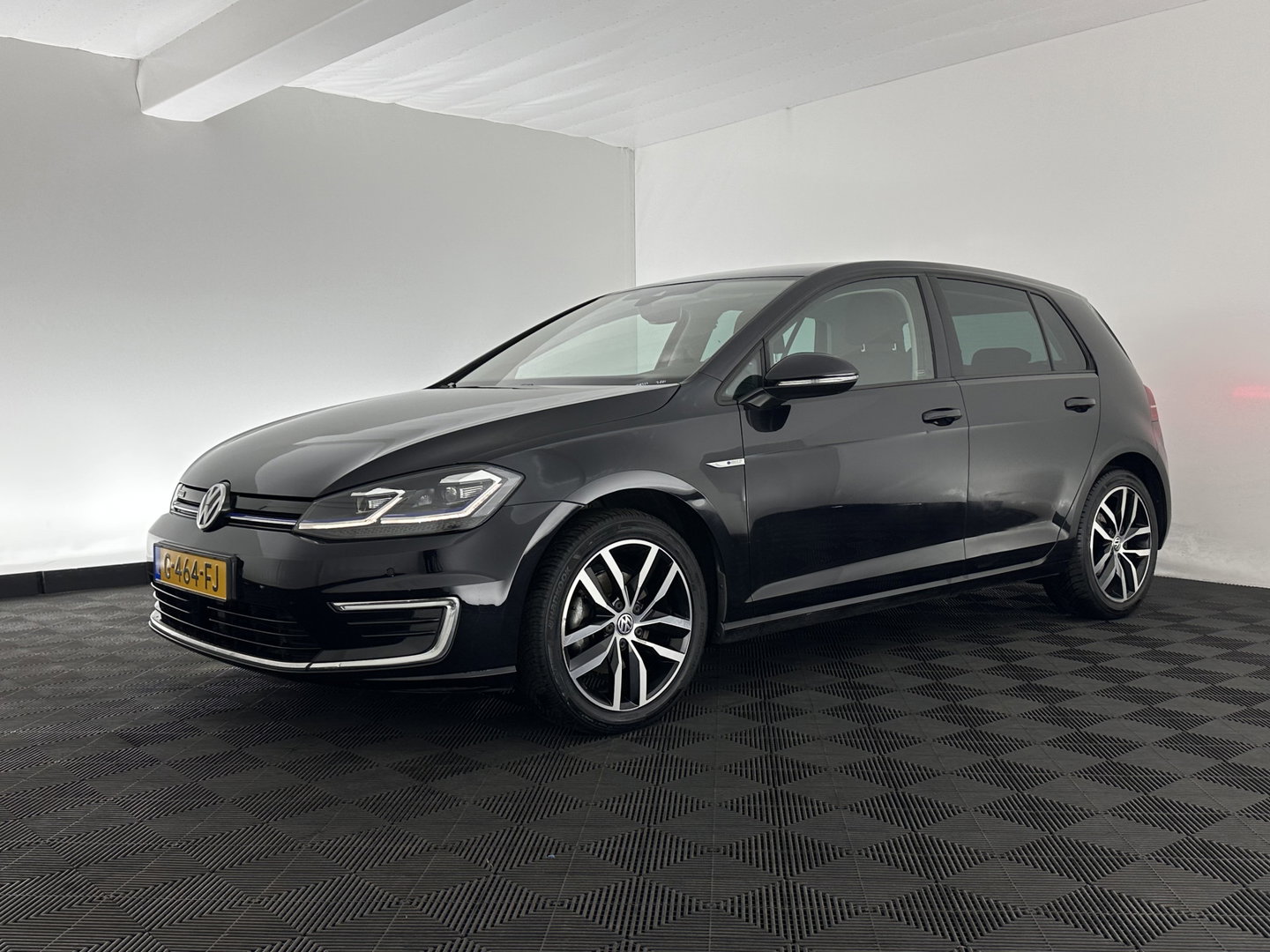Volkswagen e-Golf (INCL-BTW) *HEATPUMP | LEATHER | ADAPTIVE-CRUISE | FULL-LED | DYNAUDIO | BLINDSPOT | DIGI-COCKPIT | NAVI-FULLMAP | CAMERA | KEYLESS | ECC | CCS-FASTLOADER | PDC | 17''ALU*