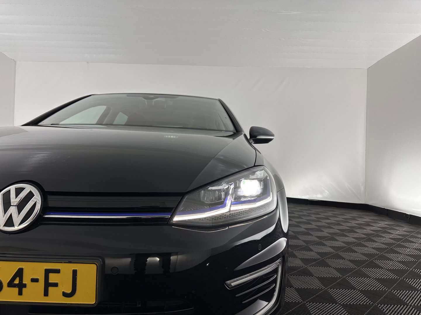 Volkswagen e-Golf (INCL-BTW) *HEATPUMP | LEATHER | ADAPTIVE-CRUISE | FULL-LED | DYNAUDIO | BLINDSPOT | DIGI-COCKPIT | NAVI-FULLMAP | CAMERA | KEYLESS | ECC | CCS-FASTLOADER | PDC | 17''ALU*