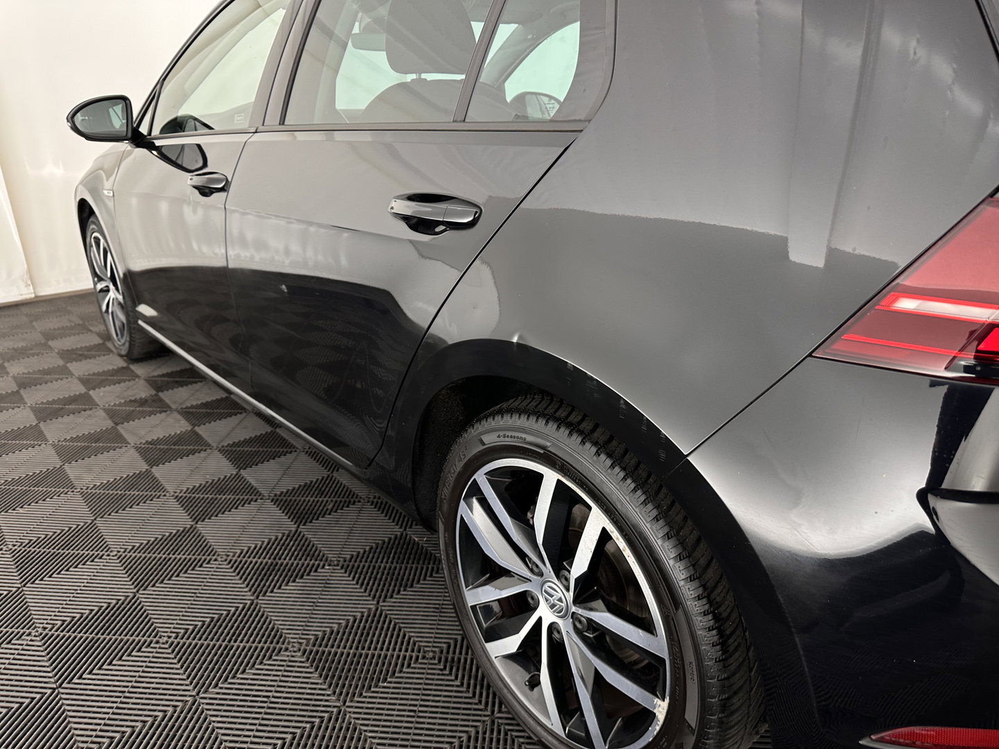 Volkswagen e-Golf (INCL-BTW) *HEATPUMP | LEATHER | ADAPTIVE-CRUISE | FULL-LED | DYNAUDIO | BLINDSPOT | DIGI-COCKPIT | NAVI-FULLMAP | CAMERA | KEYLESS | ECC | CCS-FASTLOADER | PDC | 17''ALU*