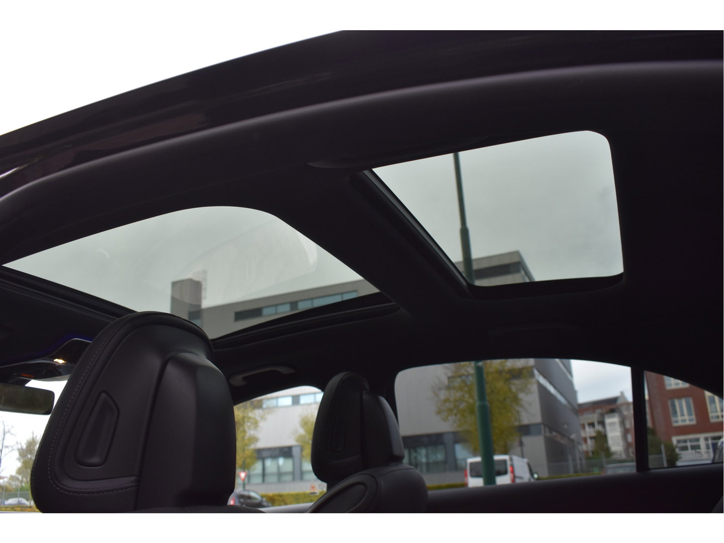 Mercedes-Benz C-Klasse 300 e AMG Line 313 pk | NL-Auto | Trekhaak | Open dak | Virtual cockpit | Camera | Carplay | Sfeerverlichting | Full LED | LM-Velgen | NAP