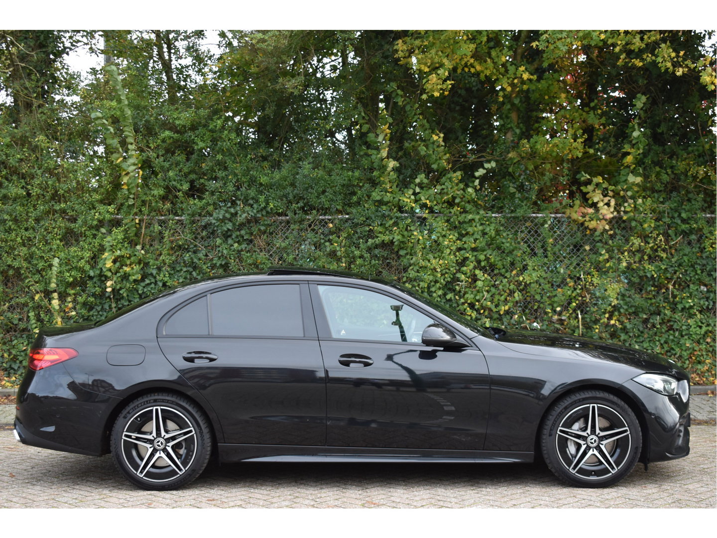 Mercedes-Benz C-Klasse 300 e AMG Line 313 pk | NL-Auto | Trekhaak | Open dak | Virtual cockpit | Camera | Carplay | Sfeerverlichting | Full LED | LM-Velgen | NAP