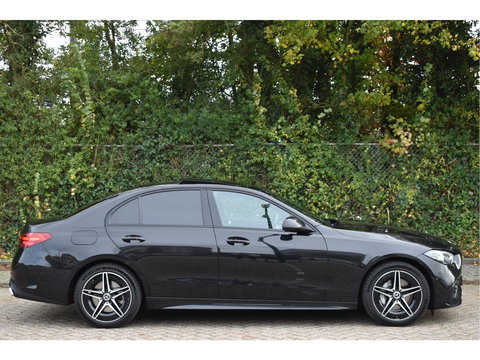 Mercedes-Benz C-Klasse 300 e AMG Line 313 pk | NL-Auto | Trekhaak | Open dak | Virtual cockpit | Camera | Carplay | Sfeerverlichting | Full LED | LM-Velgen | NAP