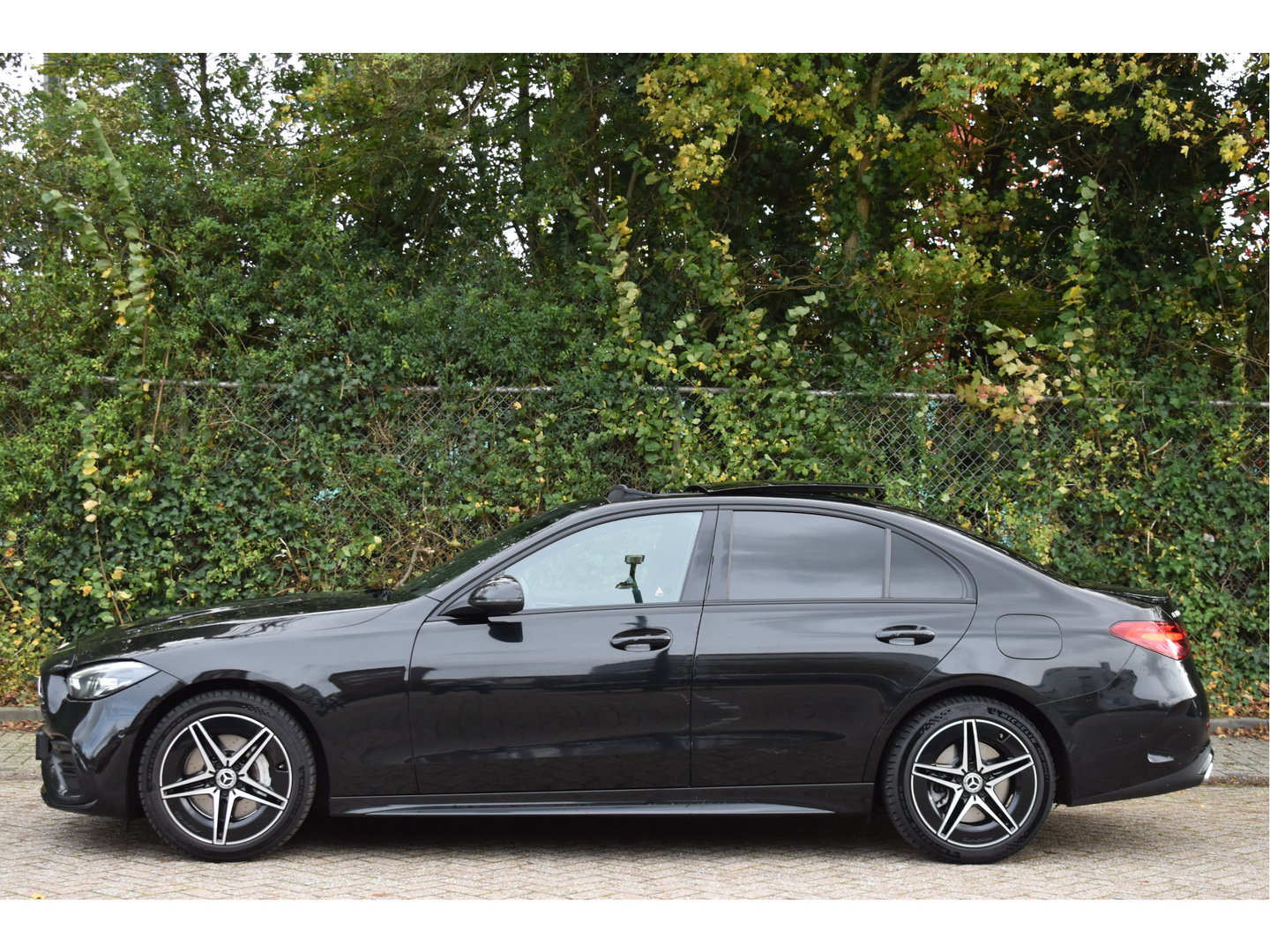 Mercedes-Benz C-Klasse 300 e AMG Line 313 pk | NL-Auto | Trekhaak | Open dak | Virtual cockpit | Camera | Carplay | Sfeerverlichting | Full LED | LM-Velgen | NAP