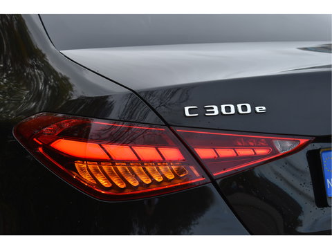 Mercedes-Benz C-Klasse 300 e AMG Line 313 pk | NL-Auto | Trekhaak | Open dak | Virtual cockpit | Camera | Carplay | Sfeerverlichting | Full LED | LM-Velgen | NAP