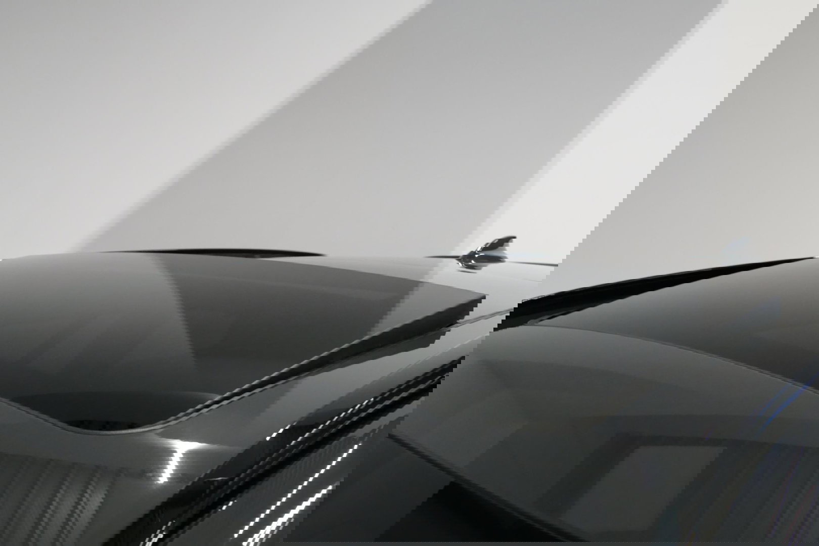 BMW 3 Serie Touring 330e xDrive M Sport / M340i Diffuser /  Black Diamond M grille / M340i M Sport bumper pakket / BMW Laser Light / Panoramadak / Premium kleur Dravitgrau / Elektr. verstelbare voorstoelen links met memory / Apple Carplay - Android Auto / Stoelverwar