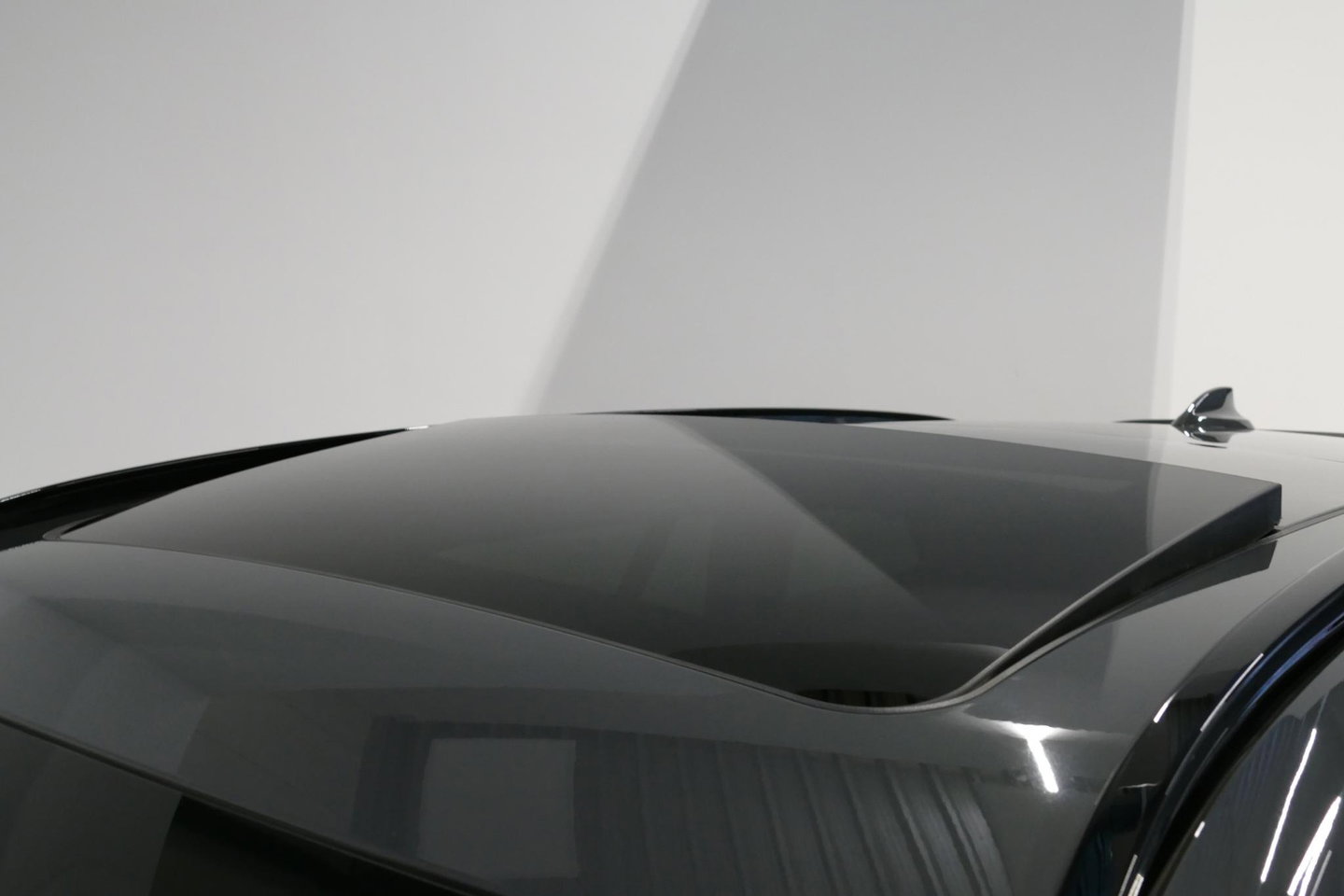 BMW 3 Serie Touring 330e xDrive M Sport / M340i Diffuser /  Black Diamond M grille / M340i M Sport bumper pakket / BMW Laser Light / Panoramadak / Premium kleur Dravitgrau / Elektr. verstelbare voorstoelen links met memory / Apple Carplay - Android Auto / Stoelverwar