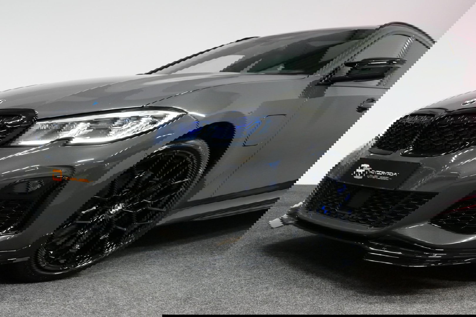 BMW 3 Serie Touring 330e xDrive M Sport / M340i Diffuser /  Black Diamond M grille / M340i M Sport bumper pakket / BMW Laser Light / Panoramadak / Premium kleur Dravitgrau / Elektr. verstelbare voorstoelen links met memory / Apple Carplay - Android Auto / Stoelverwar