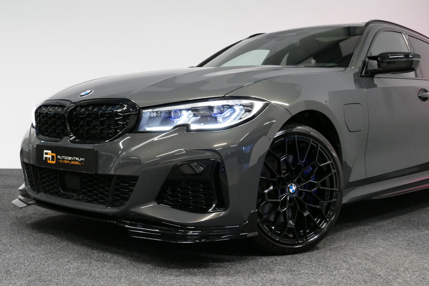 BMW 3 Serie Touring 330e xDrive M Sport / M340i Diffuser /  Black Diamond M grille / M340i M Sport bumper pakket / BMW Laser Light / Panoramadak / Premium kleur Dravitgrau / Elektr. verstelbare voorstoelen links met memory / Apple Carplay - Android Auto / Stoelverwar