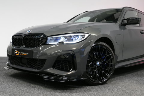 BMW 3 Serie Touring 330e xDrive M Sport / M340i Diffuser /  Black Diamond M grille / M340i M Sport bumper pakket / BMW Laser Light / Panoramadak / Premium kleur Dravitgrau / Elektr. verstelbare voorstoelen links met memory / Apple Carplay - Android Auto / Stoelverwar