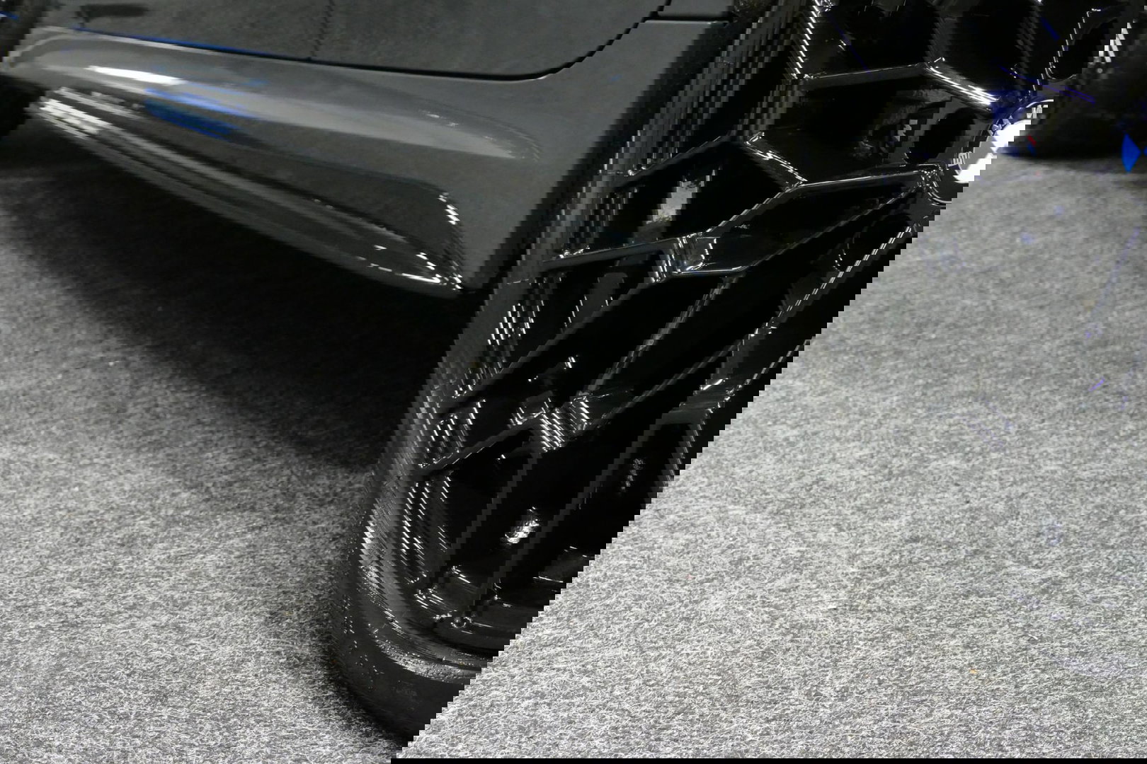 BMW 3 Serie Touring 330e xDrive M Sport / M340i Diffuser /  Black Diamond M grille / M340i M Sport bumper pakket / BMW Laser Light / Panoramadak / Premium kleur Dravitgrau / Elektr. verstelbare voorstoelen links met memory / Apple Carplay - Android Auto / Stoelverwar