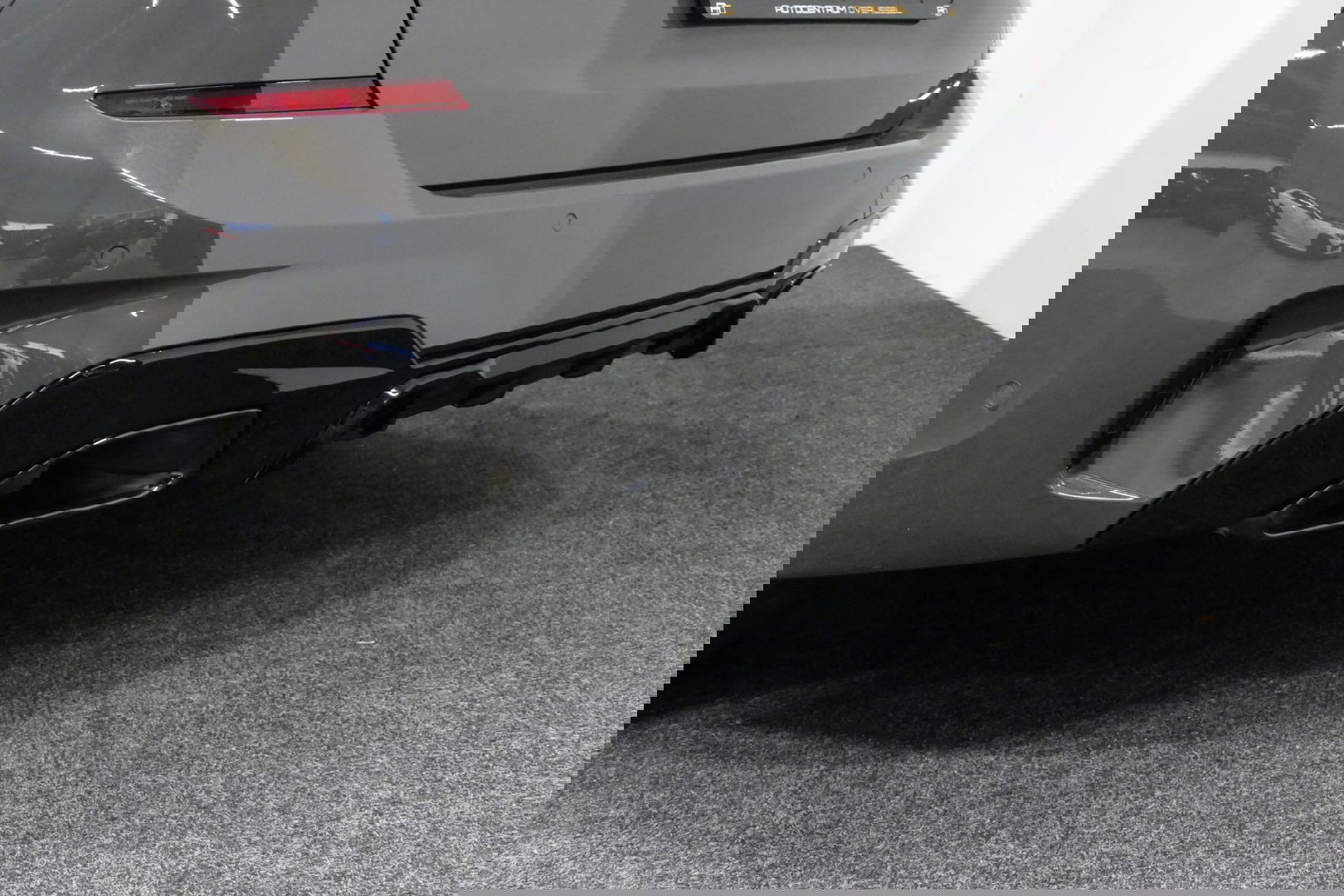 BMW 3 Serie Touring 330e xDrive M Sport / M340i Diffuser /  Black Diamond M grille / M340i M Sport bumper pakket / BMW Laser Light / Panoramadak / Premium kleur Dravitgrau / Elektr. verstelbare voorstoelen links met memory / Apple Carplay - Android Auto / Stoelverwar