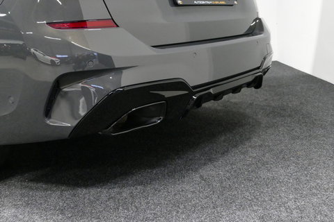 BMW 3 Serie Touring 330e xDrive M Sport / M340i Diffuser /  Black Diamond M grille / M340i M Sport bumper pakket / BMW Laser Light / Panoramadak / Premium kleur Dravitgrau / Elektr. verstelbare voorstoelen links met memory / Apple Carplay - Android Auto / Stoelverwar