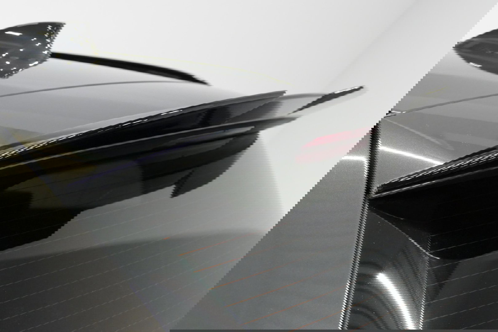 BMW 3 Serie Touring 330e xDrive M Sport / M340i Diffuser /  Black Diamond M grille / M340i M Sport bumper pakket / BMW Laser Light / Panoramadak / Premium kleur Dravitgrau / Elektr. verstelbare voorstoelen links met memory / Apple Carplay - Android Auto / Stoelverwar