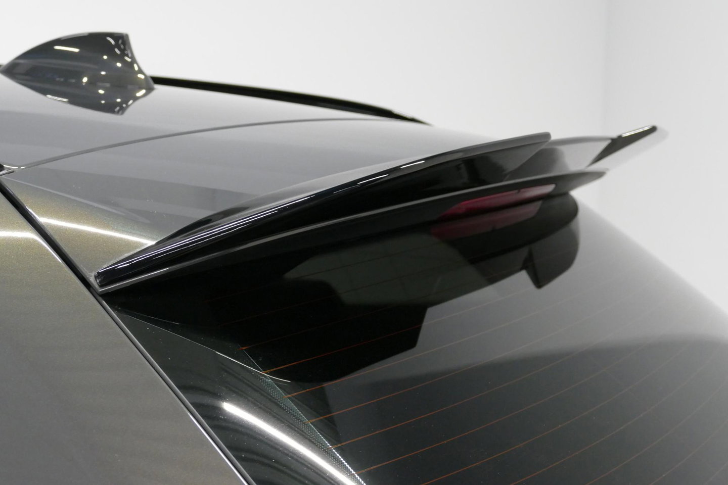 BMW 3 Serie Touring 330e xDrive M Sport / M340i Diffuser /  Black Diamond M grille / M340i M Sport bumper pakket / BMW Laser Light / Panoramadak / Premium kleur Dravitgrau / Elektr. verstelbare voorstoelen links met memory / Apple Carplay - Android Auto / Stoelverwar