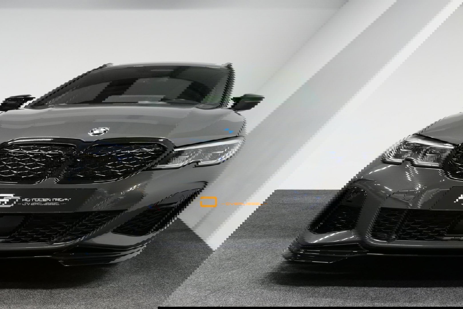 BMW 3 Serie Touring 330e xDrive M Sport / M340i Diffuser /  Black Diamond M grille / M340i M Sport bumper pakket / BMW Laser Light / Panoramadak / Premium kleur Dravitgrau / Elektr. verstelbare voorstoelen links met memory / Apple Carplay - Android Auto / Stoelverwar