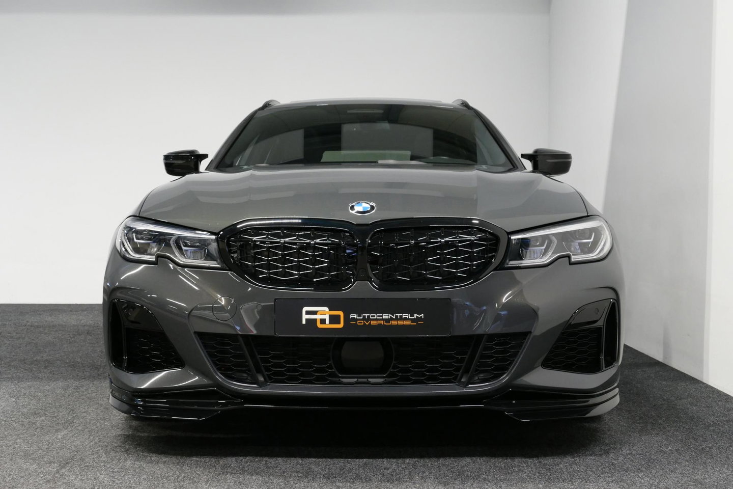 BMW 3 Serie Touring 330e xDrive M Sport / M340i Diffuser /  Black Diamond M grille / M340i M Sport bumper pakket / BMW Laser Light / Panoramadak / Premium kleur Dravitgrau / Elektr. verstelbare voorstoelen links met memory / Apple Carplay - Android Auto / Stoelverwar