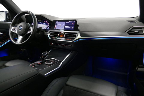 BMW 3 Serie Touring 330e xDrive M Sport / M340i Diffuser /  Black Diamond M grille / M340i M Sport bumper pakket / BMW Laser Light / Panoramadak / Premium kleur Dravitgrau / Elektr. verstelbare voorstoelen links met memory / Apple Carplay - Android Auto / Stoelverwar