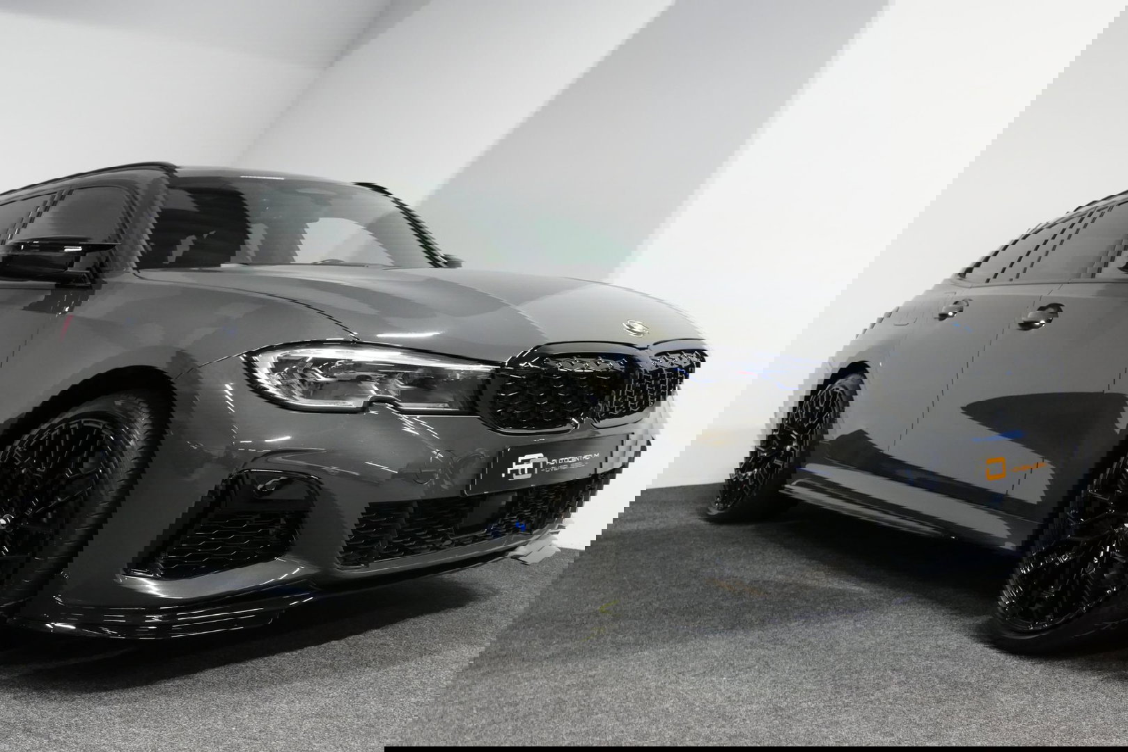 BMW 3 Serie Touring 330e xDrive M Sport / M340i Diffuser /  Black Diamond M grille / M340i M Sport bumper pakket / BMW Laser Light / Panoramadak / Premium kleur Dravitgrau / Elektr. verstelbare voorstoelen links met memory / Apple Carplay - Android Auto / Stoelverwar