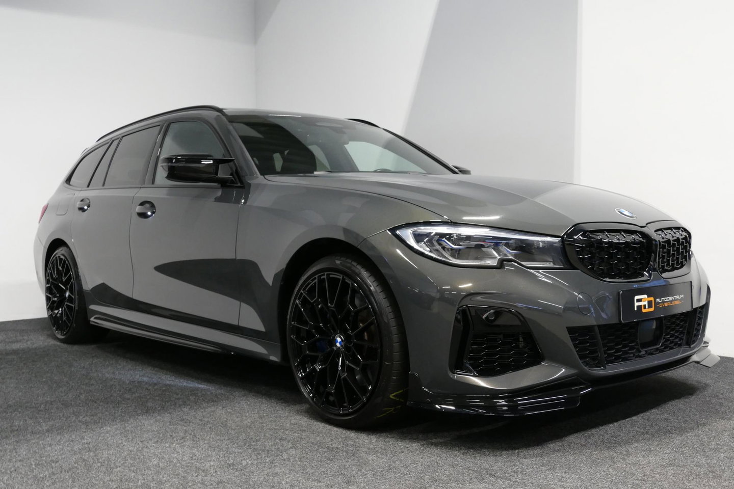 BMW 3 Serie Touring 330e xDrive M Sport / M340i Diffuser /  Black Diamond M grille / M340i M Sport bumper pakket / BMW Laser Light / Panoramadak / Premium kleur Dravitgrau / Elektr. verstelbare voorstoelen links met memory / Apple Carplay - Android Auto / Stoelverwar