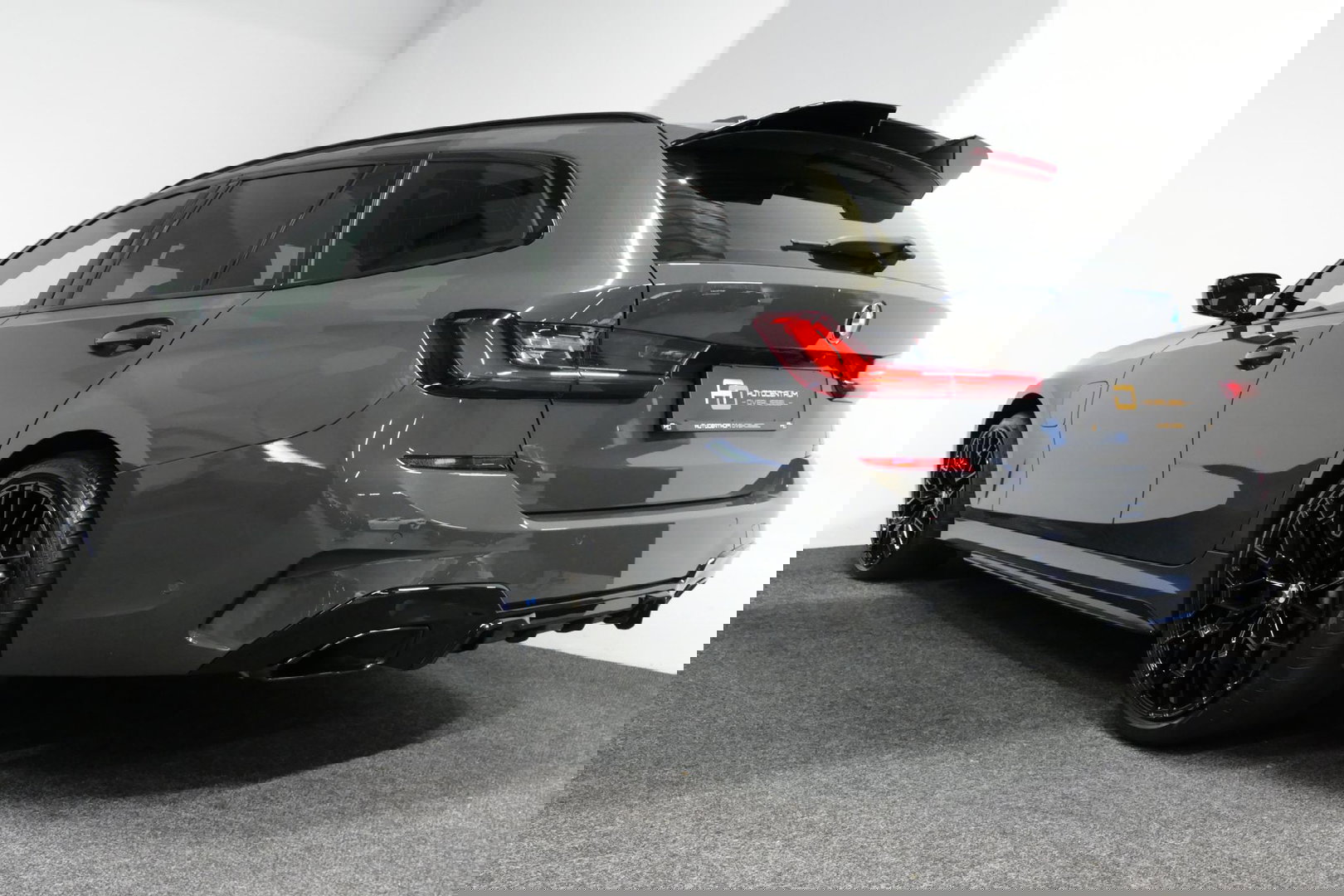 BMW 3 Serie Touring 330e xDrive M Sport / M340i Diffuser /  Black Diamond M grille / M340i M Sport bumper pakket / BMW Laser Light / Panoramadak / Premium kleur Dravitgrau / Elektr. verstelbare voorstoelen links met memory / Apple Carplay - Android Auto / Stoelverwar