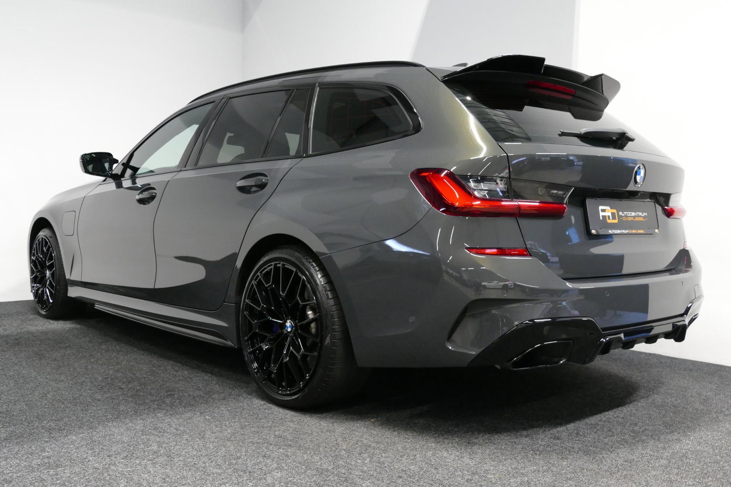 BMW 3 Serie Touring 330e xDrive M Sport / M340i Diffuser /  Black Diamond M grille / M340i M Sport bumper pakket / BMW Laser Light / Panoramadak / Premium kleur Dravitgrau / Elektr. verstelbare voorstoelen links met memory / Apple Carplay - Android Auto / Stoelverwar