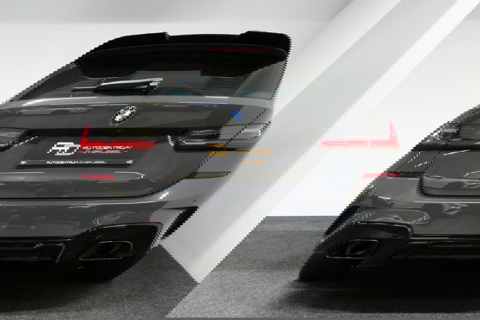 BMW 3 Serie Touring 330e xDrive M Sport / M340i Diffuser /  Black Diamond M grille / M340i M Sport bumper pakket / BMW Laser Light / Panoramadak / Premium kleur Dravitgrau / Elektr. verstelbare voorstoelen links met memory / Apple Carplay - Android Auto / Stoelverwar