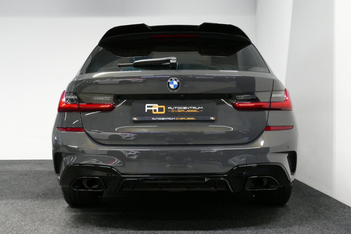 BMW 3 Serie Touring 330e xDrive M Sport / M340i Diffuser /  Black Diamond M grille / M340i M Sport bumper pakket / BMW Laser Light / Panoramadak / Premium kleur Dravitgrau / Elektr. verstelbare voorstoelen links met memory / Apple Carplay - Android Auto / Stoelverwar