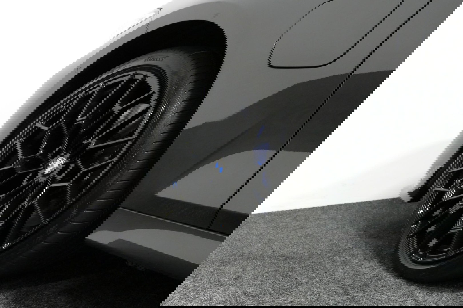 BMW 3 Serie Touring 330e xDrive M Sport / M340i Diffuser /  Black Diamond M grille / M340i M Sport bumper pakket / BMW Laser Light / Panoramadak / Premium kleur Dravitgrau / Elektr. verstelbare voorstoelen links met memory / Apple Carplay - Android Auto / Stoelverwar