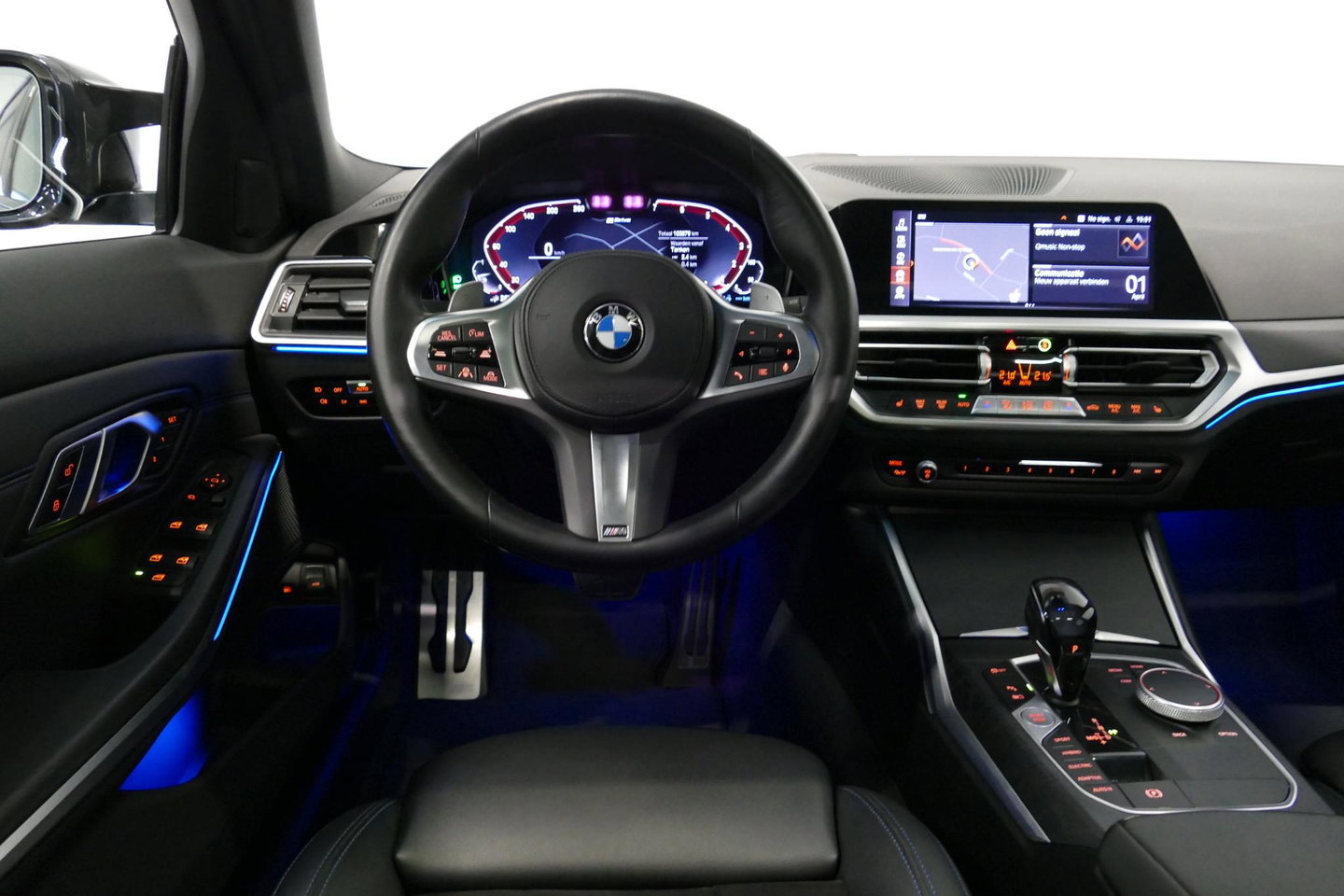 BMW 3 Serie Touring 330e xDrive M Sport / M340i Diffuser /  Black Diamond M grille / M340i M Sport bumper pakket / BMW Laser Light / Panoramadak / Premium kleur Dravitgrau / Elektr. verstelbare voorstoelen links met memory / Apple Carplay - Android Auto / Stoelverwar