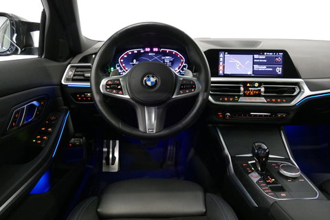 BMW 3 Serie Touring 330e xDrive M Sport / M340i Diffuser /  Black Diamond M grille / M340i M Sport bumper pakket / BMW Laser Light / Panoramadak / Premium kleur Dravitgrau / Elektr. verstelbare voorstoelen links met memory / Apple Carplay - Android Auto / Stoelverwar