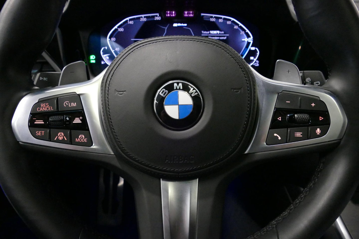 BMW 3 Serie Touring 330e xDrive M Sport / M340i Diffuser /  Black Diamond M grille / M340i M Sport bumper pakket / BMW Laser Light / Panoramadak / Premium kleur Dravitgrau / Elektr. verstelbare voorstoelen links met memory / Apple Carplay - Android Auto / Stoelverwar