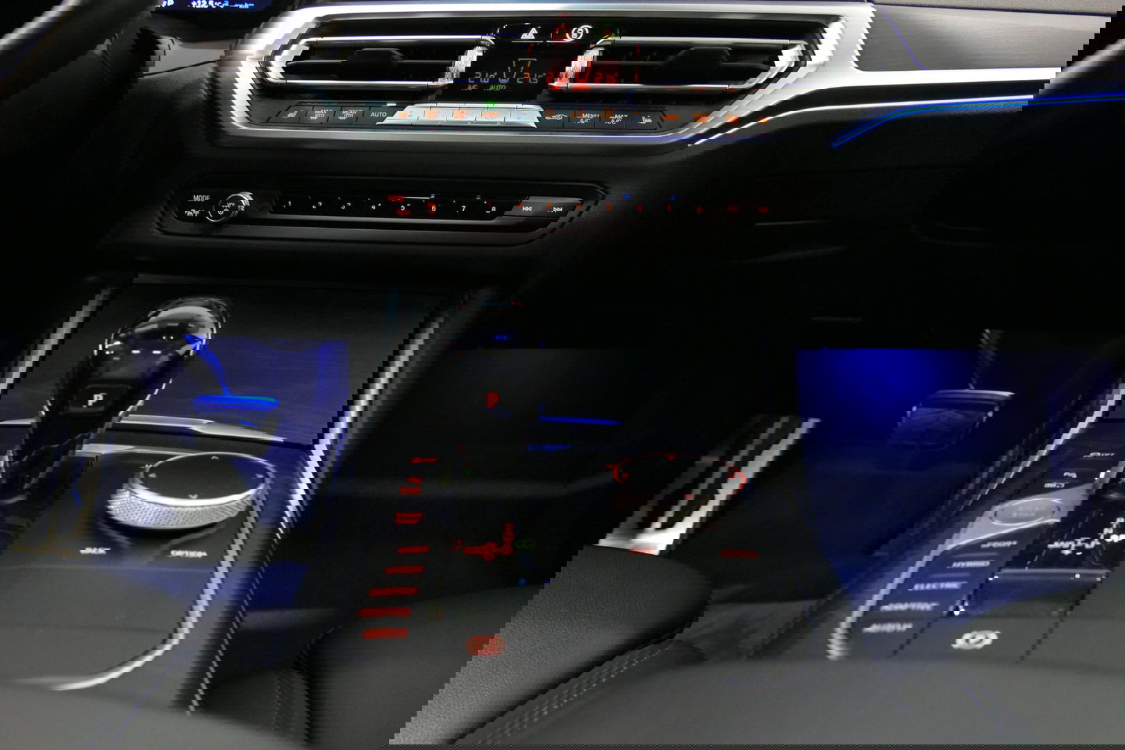 BMW 3 Serie Touring 330e xDrive M Sport / M340i Diffuser /  Black Diamond M grille / M340i M Sport bumper pakket / BMW Laser Light / Panoramadak / Premium kleur Dravitgrau / Elektr. verstelbare voorstoelen links met memory / Apple Carplay - Android Auto / Stoelverwar