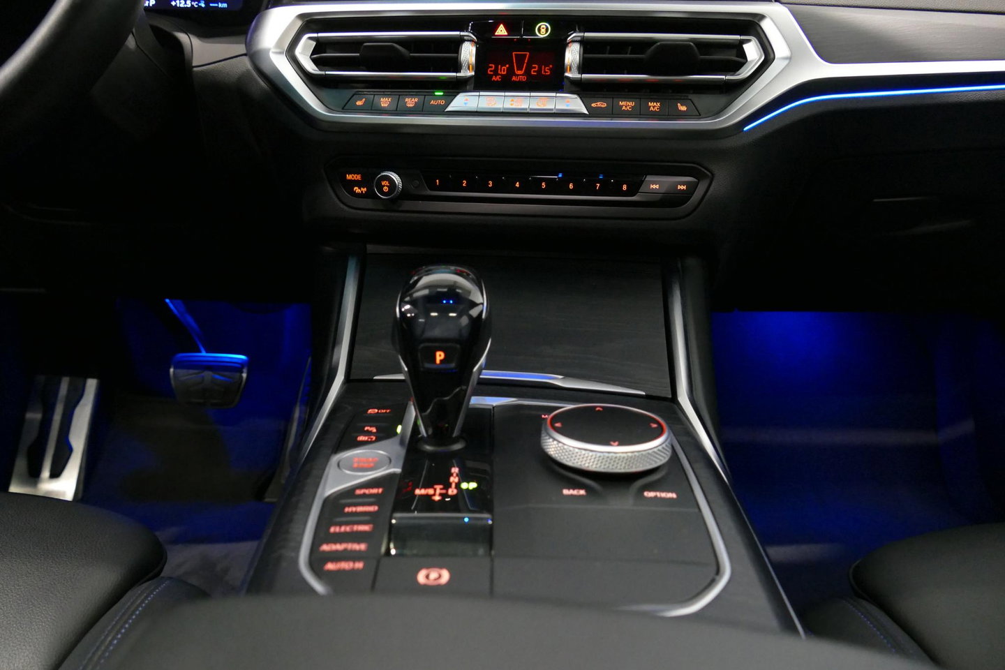 BMW 3 Serie Touring 330e xDrive M Sport / M340i Diffuser /  Black Diamond M grille / M340i M Sport bumper pakket / BMW Laser Light / Panoramadak / Premium kleur Dravitgrau / Elektr. verstelbare voorstoelen links met memory / Apple Carplay - Android Auto / Stoelverwar