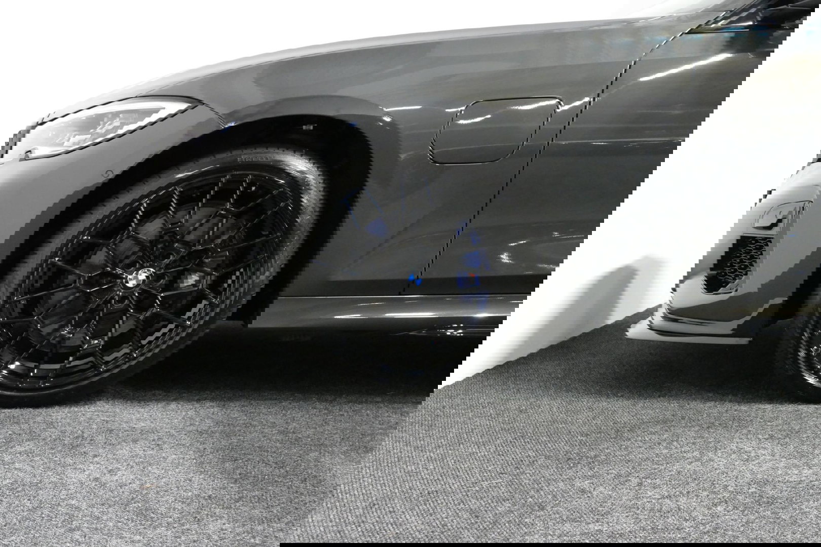 BMW 3 Serie Touring 330e xDrive M Sport / M340i Diffuser /  Black Diamond M grille / M340i M Sport bumper pakket / BMW Laser Light / Panoramadak / Premium kleur Dravitgrau / Elektr. verstelbare voorstoelen links met memory / Apple Carplay - Android Auto / Stoelverwar